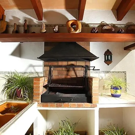 Villa Two-bedroom House With Country Views By Renthousing *